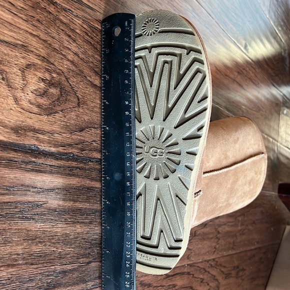 Like New! Uggs boots size 6 - Picture 8 of 9